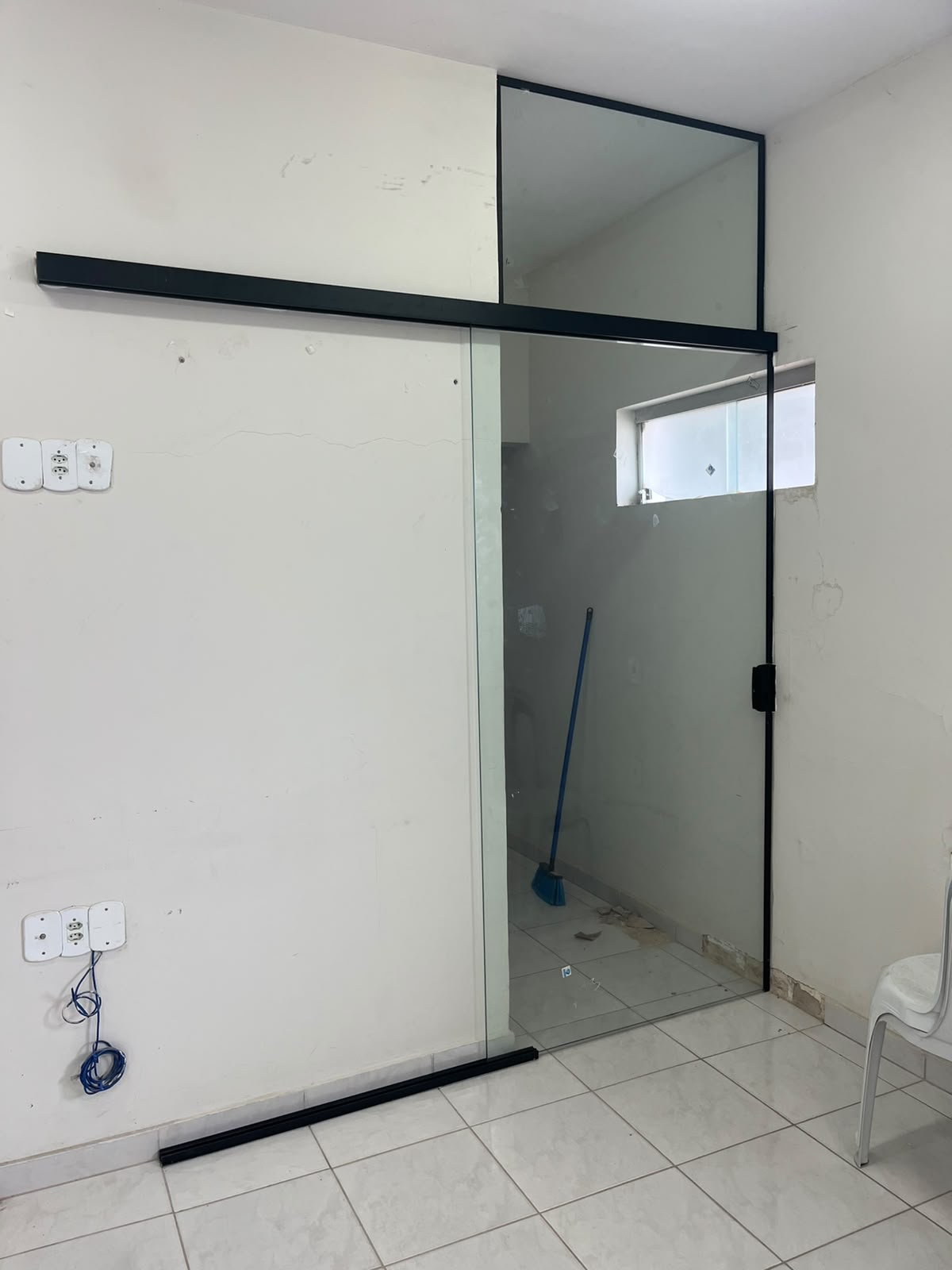 Porta de vidro com esquadria de alumínio instalada